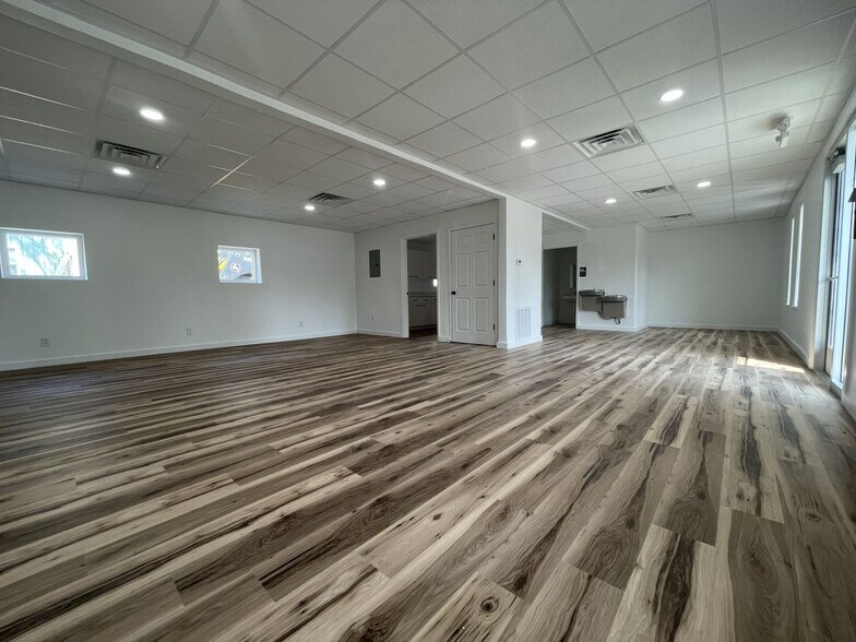 More Photos Of 400 W Cervantes St, Pensacola Flex For Lease