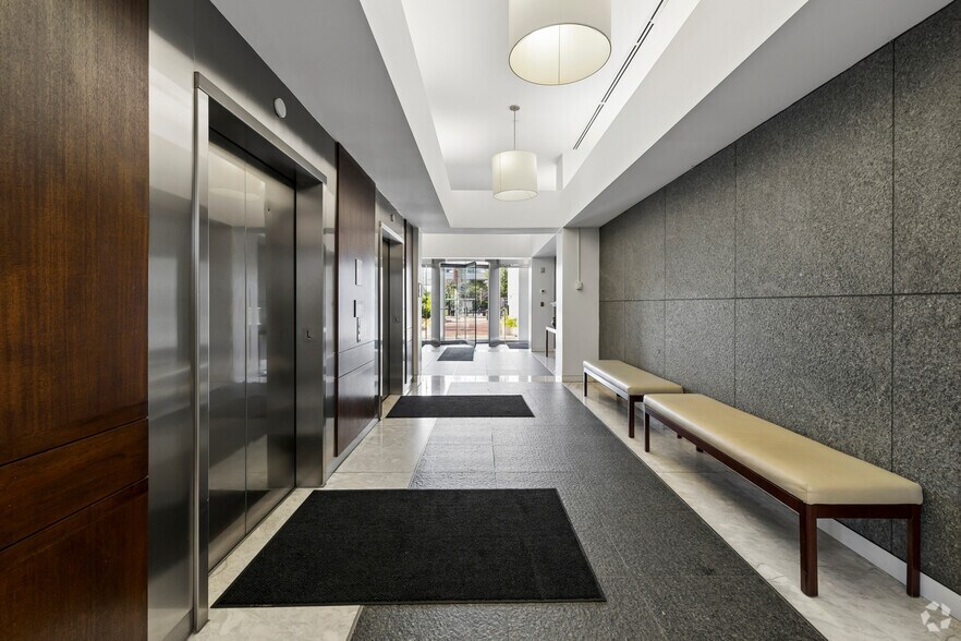 More Photos Of 300 W Pratt St, Baltimore Office For Sale