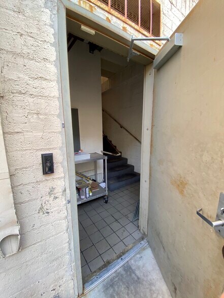 More Photos Of 826 Pico Blvd, Santa Monica Storefront For Sale