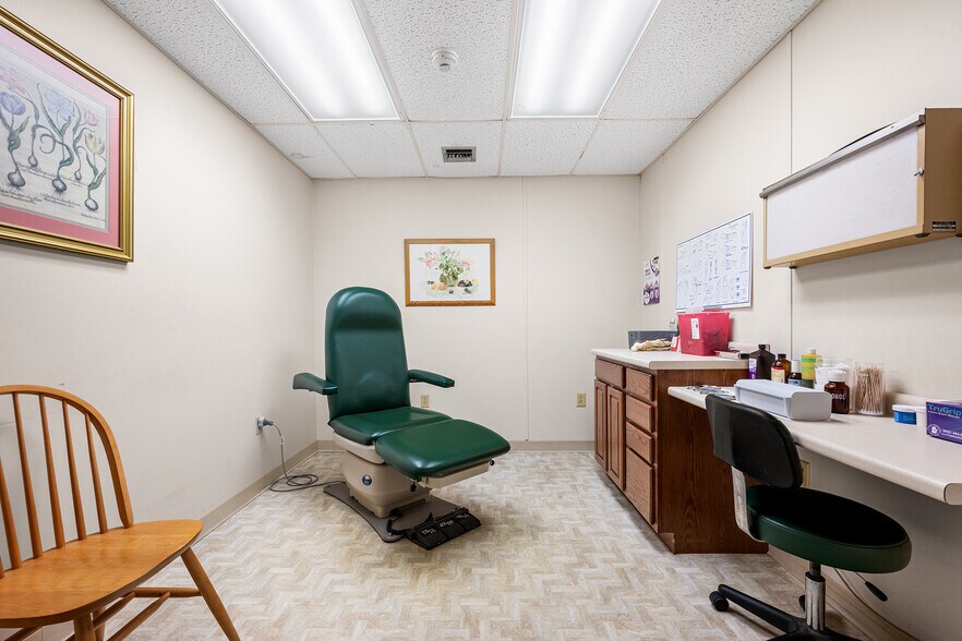 More Photos Of 131 Boston Post Rd, East Lyme Office For Lease