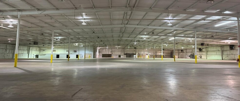 More Photos Of 715 S River Street, Calhoun Warehouse For Lease