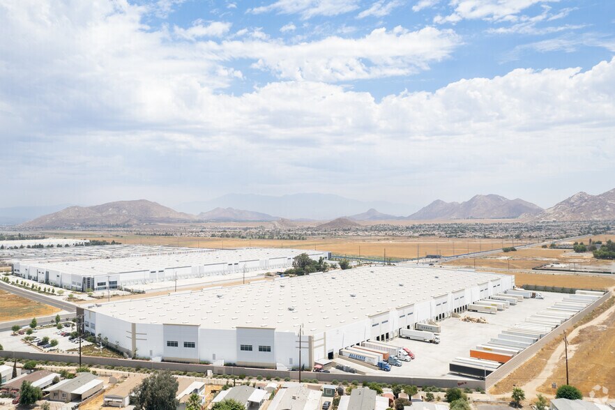 More Photos Of 251 E Rider St, Perris Distribution For Lease