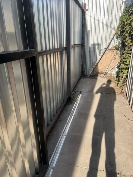 More Photos Of 3242 Fowler St, Los Angeles Warehouse For Sale