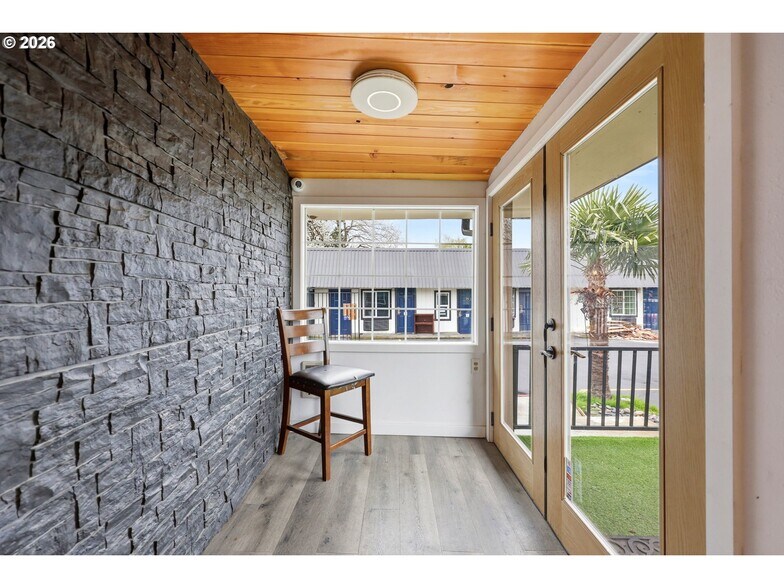 More Photos Of 11324 NE Sandy Blvd, Portland Hotel For Sale