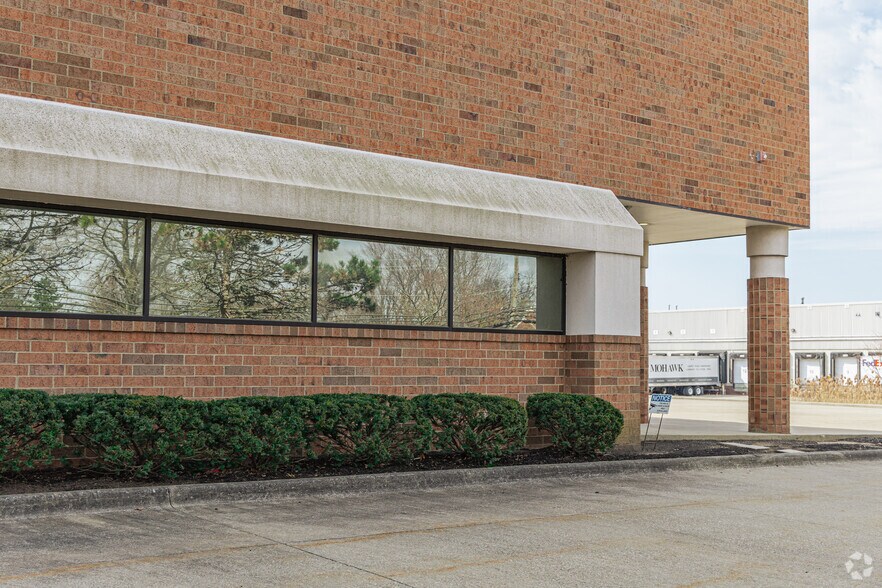 More Photos Of 18201 Sheldon Rd, Middleburg Heights Warehouse For Lease