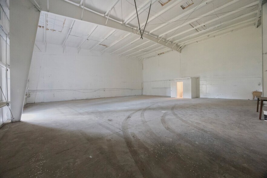More Photos Of 9161 131st Pl N, Largo Warehouse For Lease