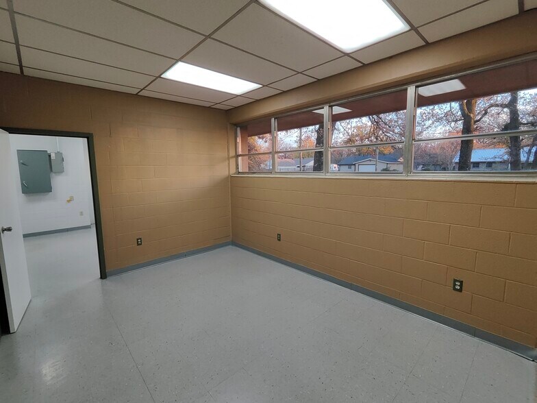 More Photos Of 3787 NW Loop 286, Paris Medical For Lease