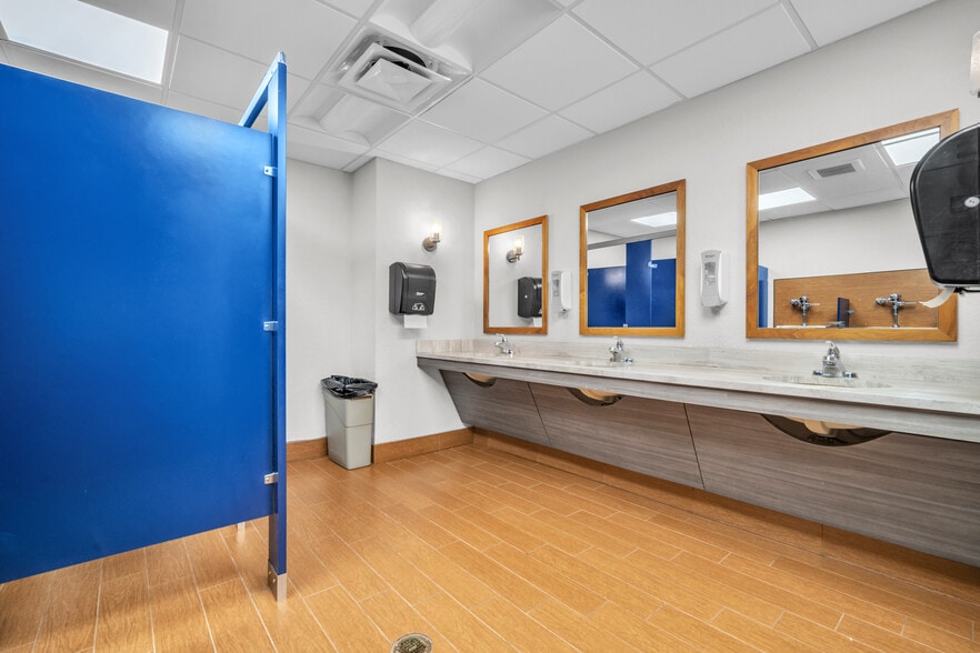 More Photos Of 1700 N Dixie Hwy, Boca Raton Office For Lease