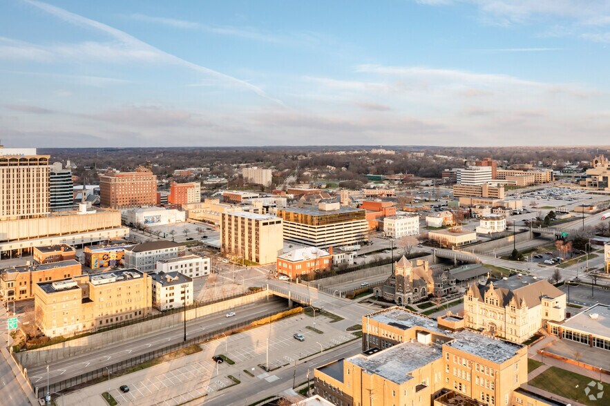 More Photos Of 222 NE Monroe St, Peoria Office For Sale