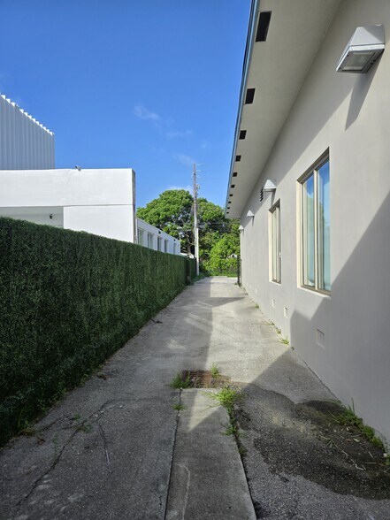 More Photos Of 7320 Biscayne Blvd, Miami Storefront Retail Office For Lease