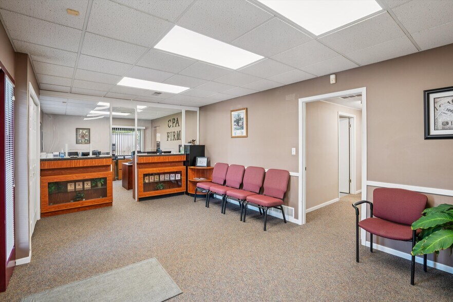 More Photos Of 2721 SW 30th St, Des Moines Office For Sale