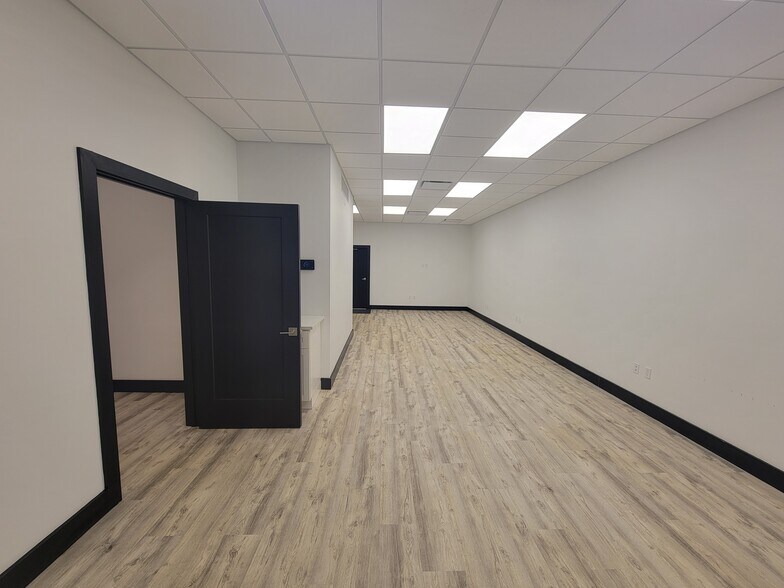 More Photos Of 3888 Mannix Dr, Naples Light Manufacturing For Lease