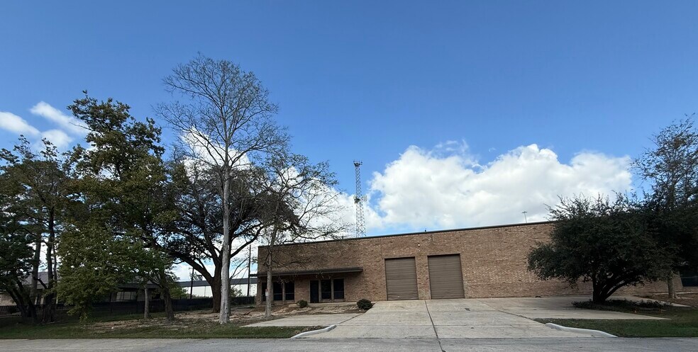 More Photos Of 21755 N I-45, Spring Showroom For Sale