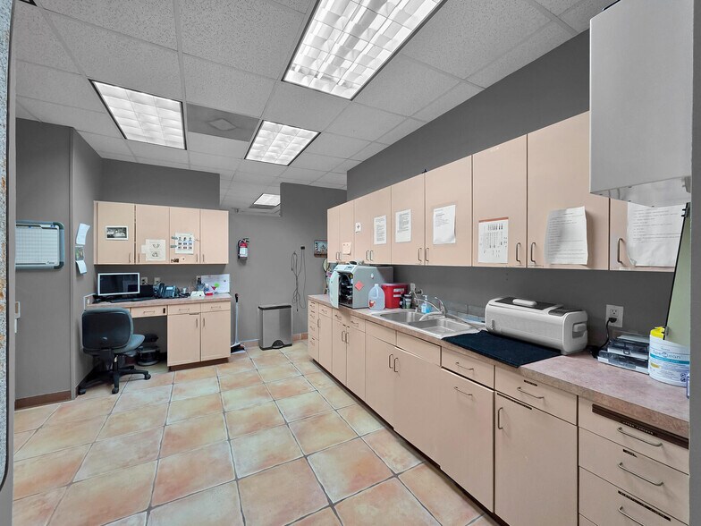 More Photos Of 6429 Fairmont Pky, Pasadena Office For Sale