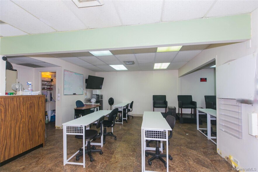 More Photos Of 444 Hobron Ln, Honolulu Coworking Space