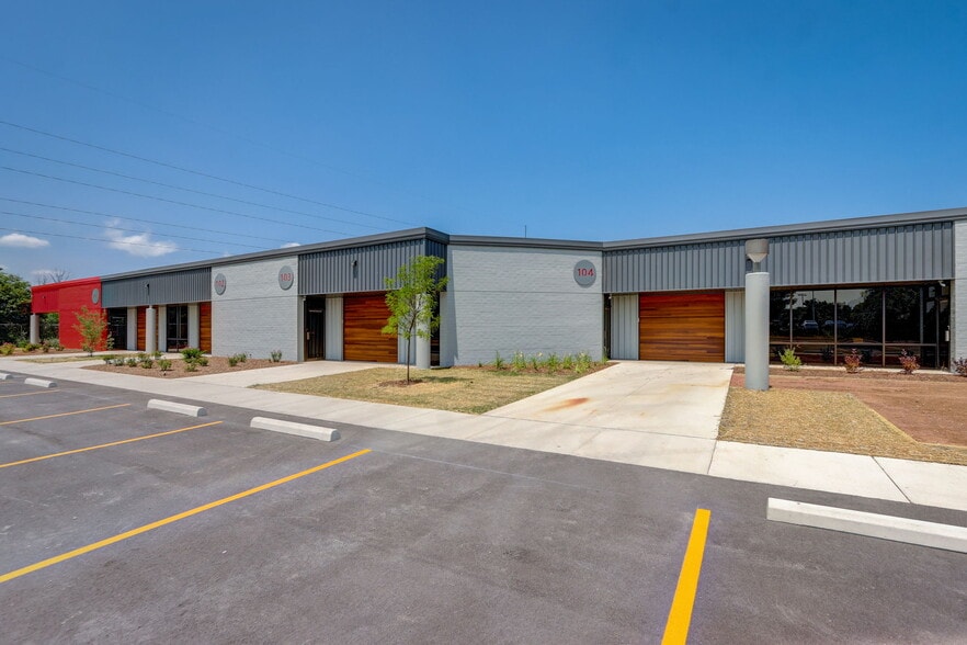 More Photos Of 8949 N Deerbrook Trl, Brown Deer Flex For Sale