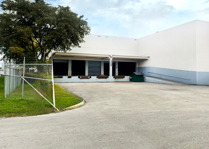 More Photos Of 3520-3560 NW 72nd Ave, Miami Warehouse For Lease