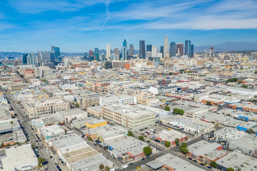 More Photos Of 950 E Pico Blvd, Los Angeles Warehouse For Lease