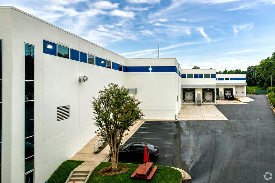 More Photos Of 4444-4446 South Blvd, Charlotte Warehouse For Lease