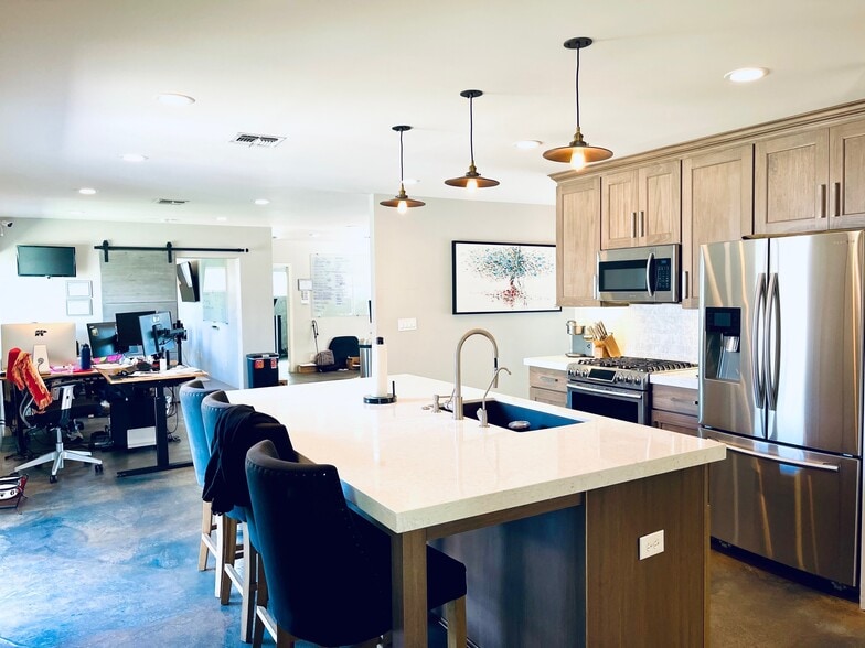 More Photos Of 484 W Chandler Blvd, Chandler Office For Lease