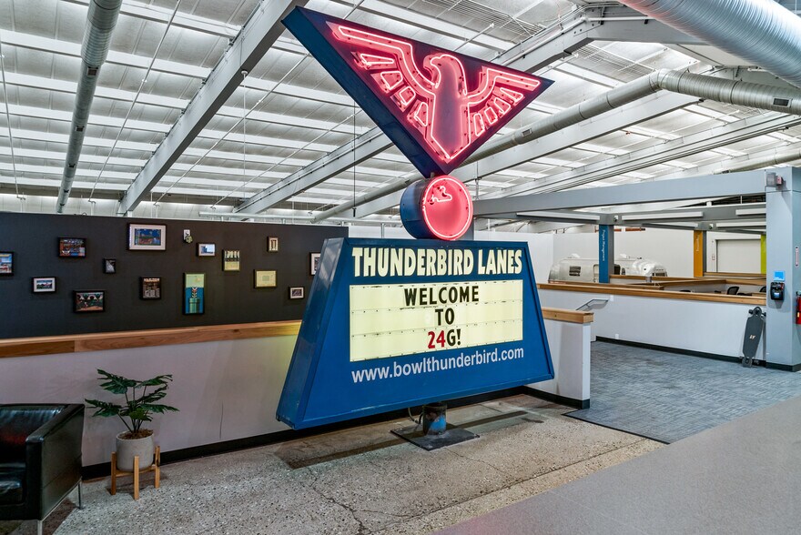 More Photos Of 400 W Maple Rd, Troy Office For Lease