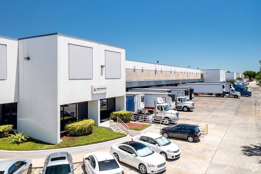 More Photos Of 2901 Titan Row, Orlando Warehouse For Lease