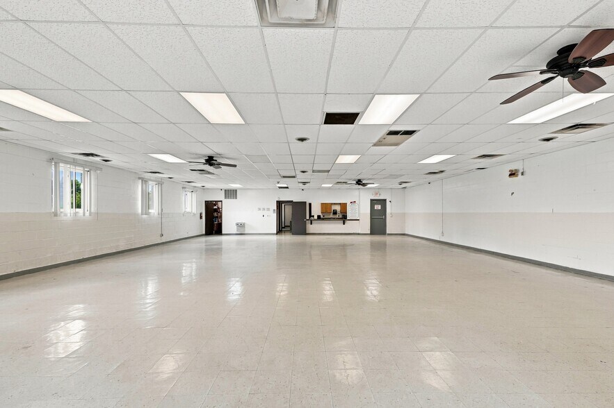 More Photos Of 12305 Beech Daly Rd, Taylor Flex For Sale