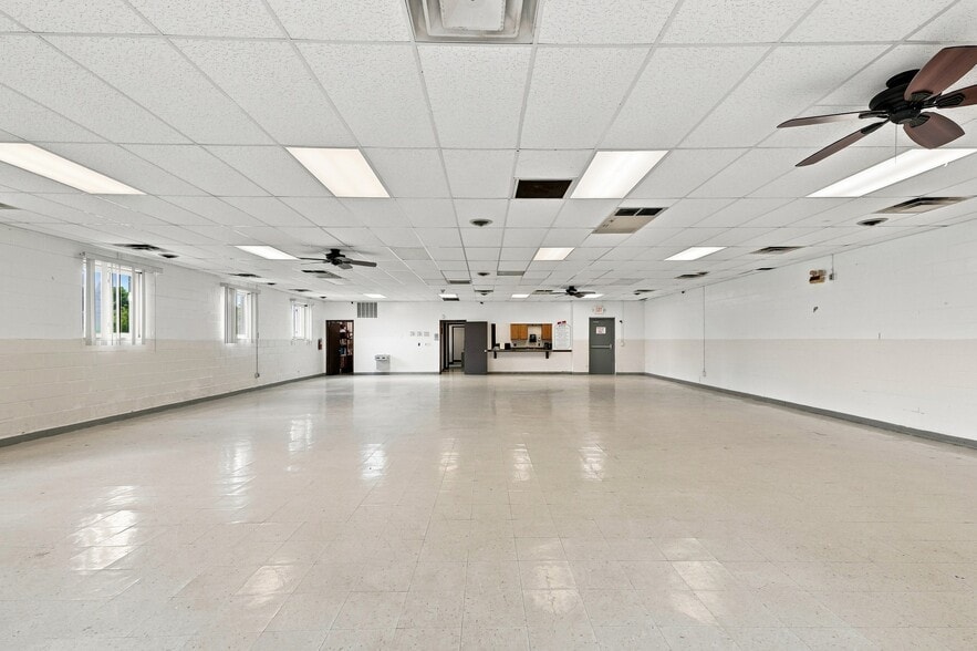 More Photos Of 12305 Beech Daly Rd, Taylor Flex For Lease