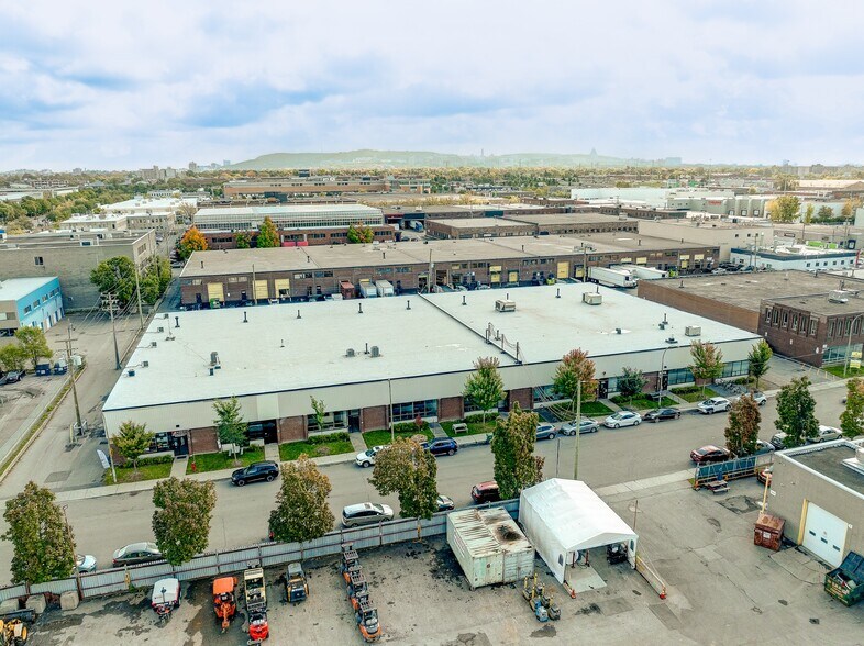 More Photos Of 1310-1370 Rue Chabanel O, Montréal Warehouse For Lease