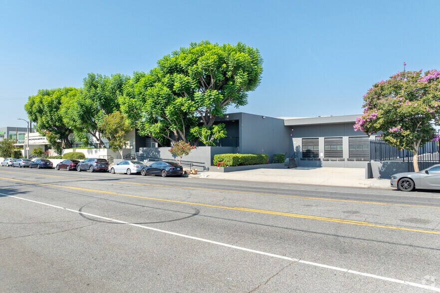 More Photos Of 7911-7913 Haskell Ave, Van Nuys Light Manufacturing For Lease