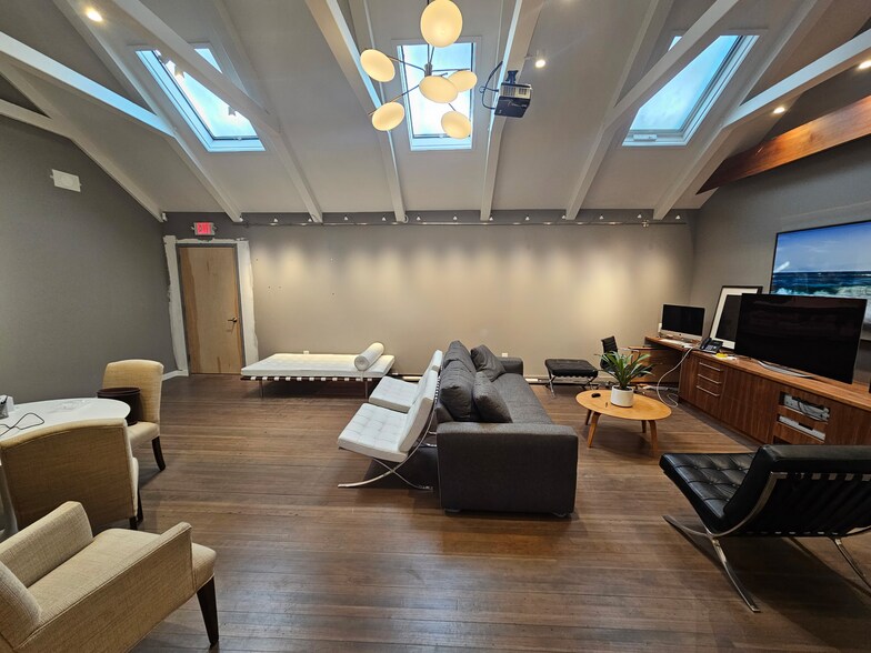 More Photos Of 445 New York Ave, Huntington Freestanding For Lease
