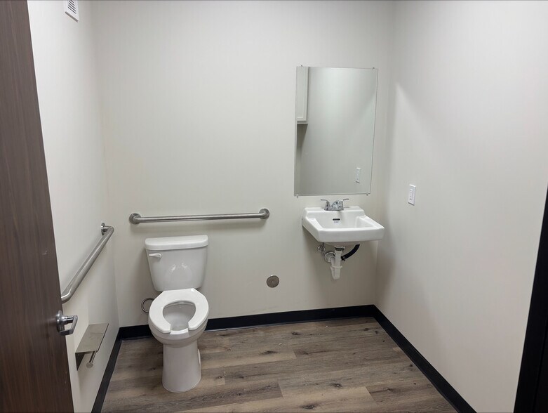 More Photos Of 1850 W Henderson Rd, Angleton Unknown For Lease