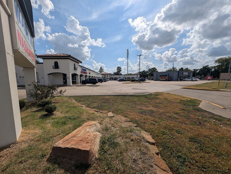 More Photos Of 15965 Westheimer Rd, Houston Unknown For Lease