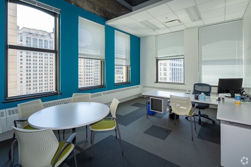 More Photos Of 300 W Adams St, Chicago Office For Sale