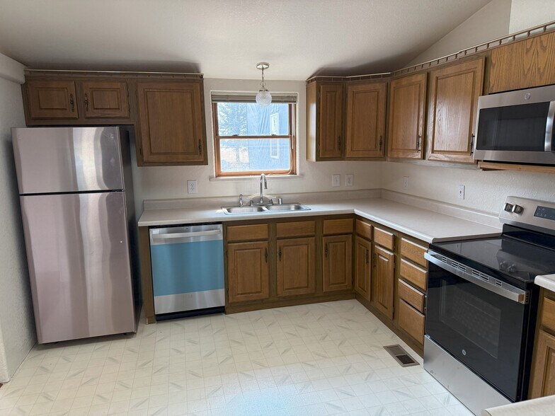 More Photos Of 1554 Amsterdam Rd, Belgrade Office For Lease