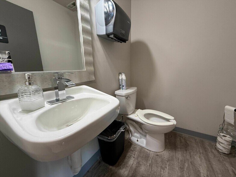 More Photos Of 2101 W Chesterfield Blvd, Springfield Office For Sale