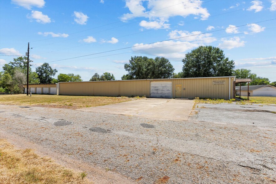 More Photos Of 600 Turner Dr, Palestine Warehouse For Sale