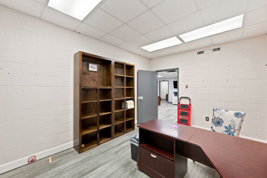 More Photos Of 320 E Miracle Strip Pky, Mary Esther General Retail For Sale