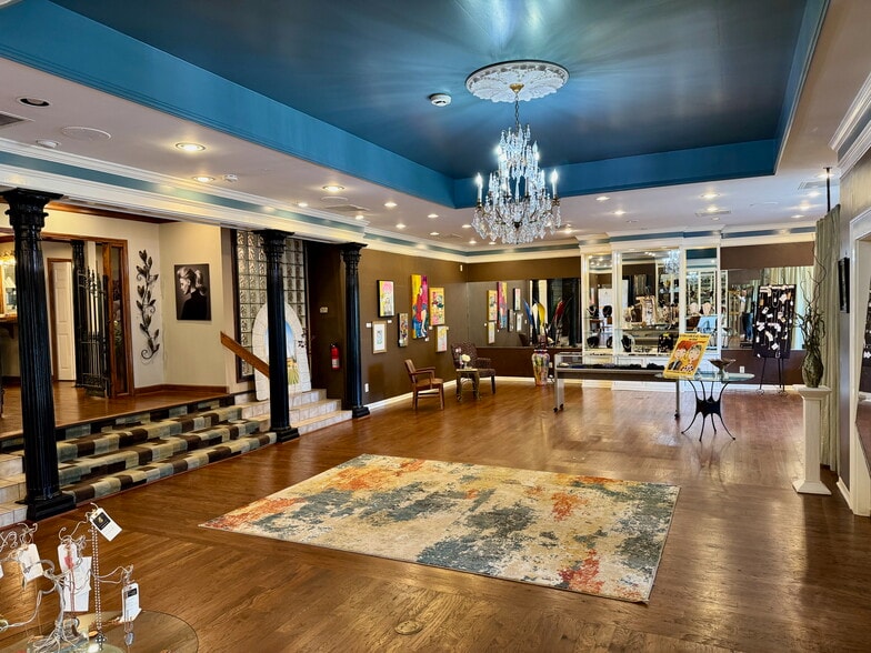 More Photos Of 5149 Wheelis Dr, Memphis Freestanding For Sale