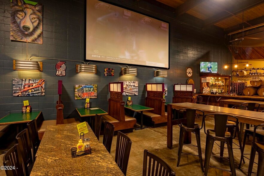 More Photos Of 515 NW Coast St, Newport Restaurant For Lease