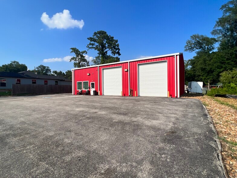 More Photos Of 1308 N Frazier St, Conroe Service For Sale