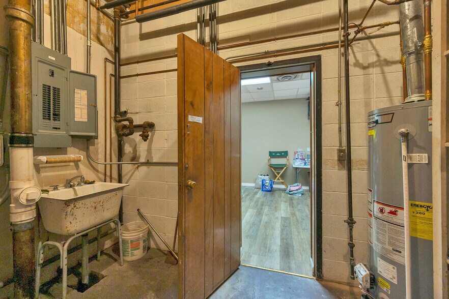 More Photos Of 1279 E Mason St, Green Bay Storefront For Sale