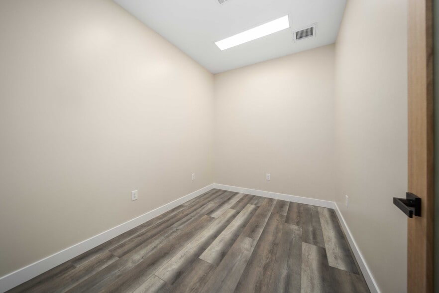 More Photos Of 465 E Palmdale Blvd, Palmdale Loft Creative Space For Lease