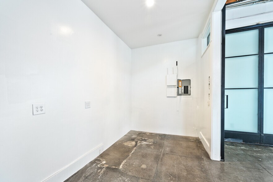 More Photos Of 3921 W Jefferson Blvd, Los Angeles Flex For Lease