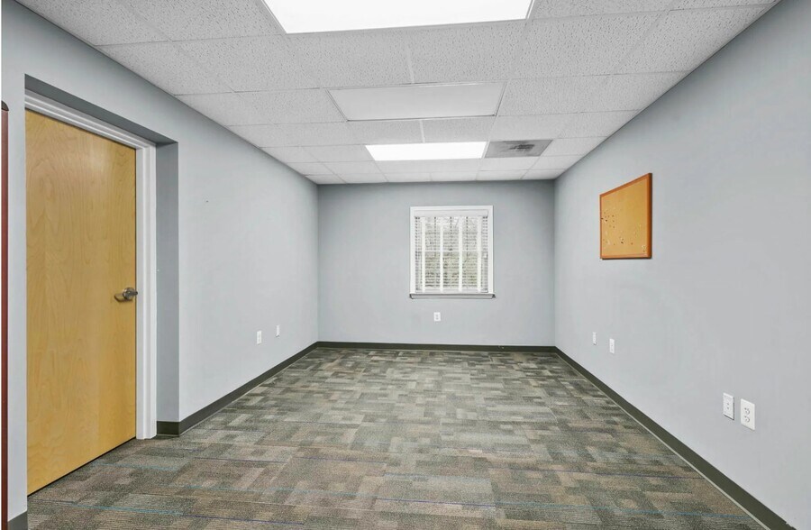 More Photos Of 47332 Thomas Rowe Ln, Lexington Park Office For Lease