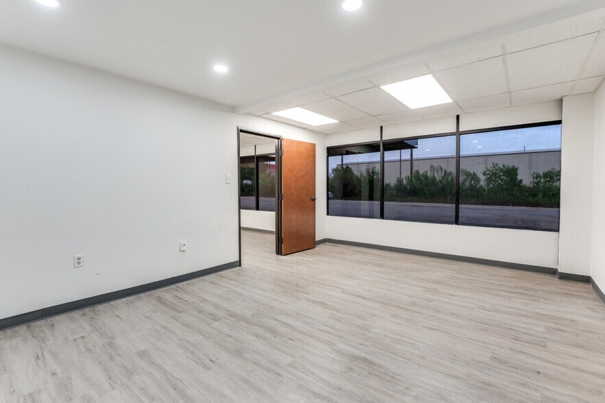 More Photos Of 8230-8238 Lovett Ave, Dallas Warehouse For Lease