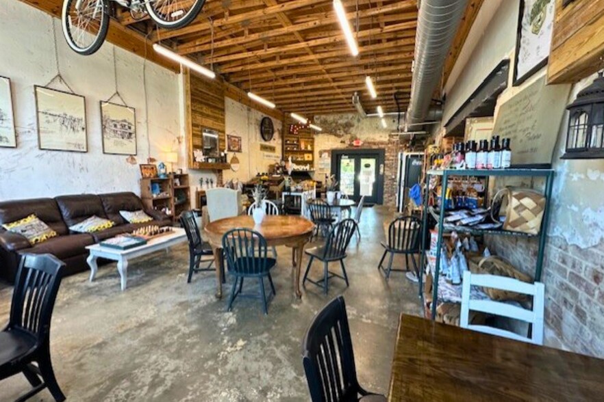 More Photos Of 412-416 Grayson Pky, Grayson Storefront For Lease