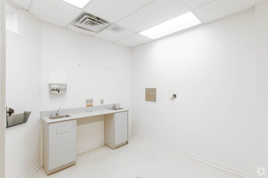 More Photos Of 1431-1527 Rebecca St, Oakville Unknown For Sale