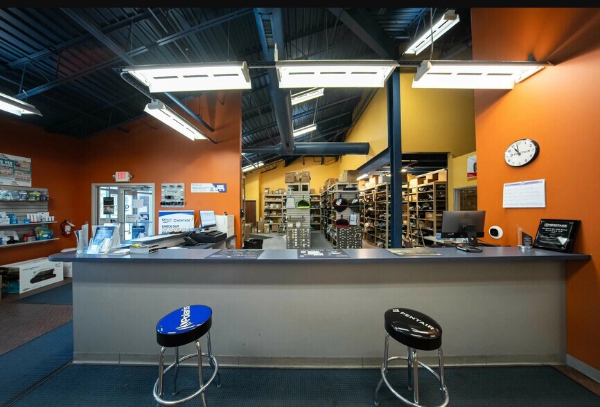 More Photos Of 3770 Dixie Hwy, Waterford Showroom For Sale
