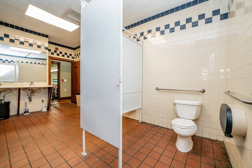 More Photos Of 266 Dartmouth St, New Bedford Restaurant For Sale